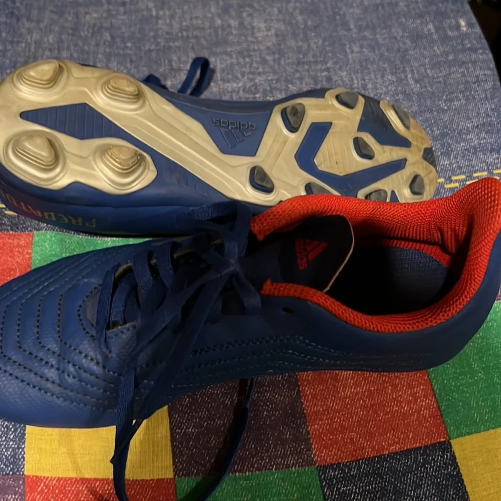 Soccer cleats Adidas Predator. The Game winner :)size 3.5 used - Picture 3 of 7